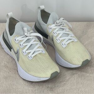 Nike Infinity React Size 9 Women's White/Cream and Gray Sneakers